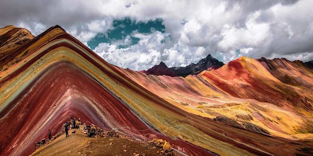Montaña 7 colores en Perú. Cerro que se mancha de colores por composición de sus rocas de origen marino, todas con tonos diferentes, la estratificación provoca el efecto de un cerro arcoiris.