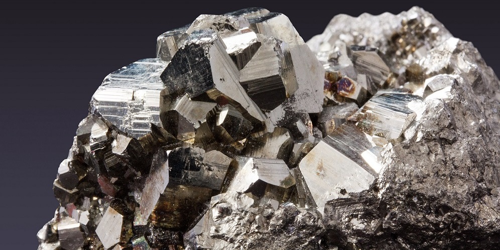 Subcategoría mineralogía: cristales de pirita, mineral de color amarillo laton, con forma cúbica. y brillo metálico