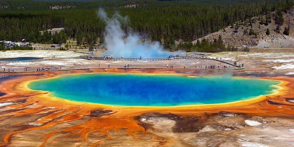 Subcategoría geoquímica: lago que se encuentra en el parque nacional yellowstone, ubicado en estados unidos, que tiene una composición química no apta para la vida