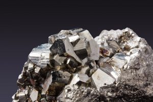 Subcategoría mineralogía: cristales de pirita, mineral de color amarillo laton, con forma cúbica. y brillo metálico