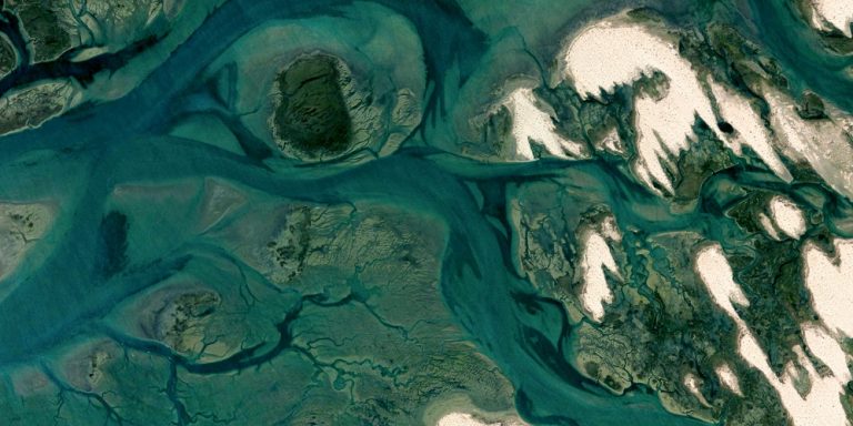 Subcategoría recursos hídricos: vista aérea lago de agua dulce de color verdoso
