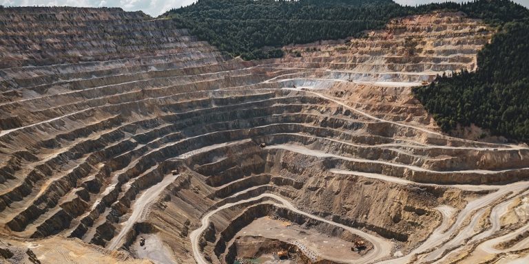 subcategoria recursos minerales: mina a rajo abierto para extraer diferentes tipos de minerales que contienen elementos de interés económico.