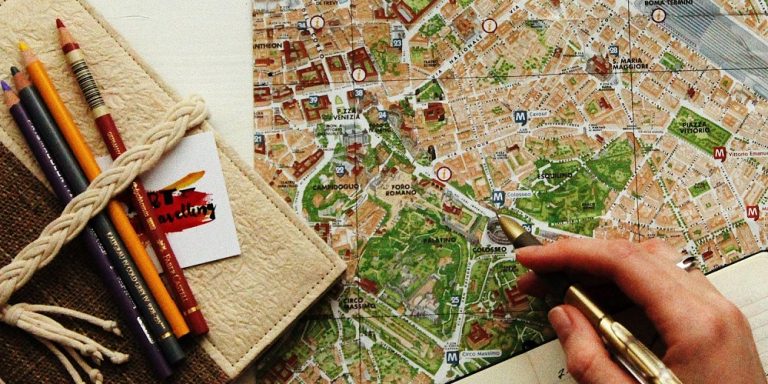 Subcategoría ordenamiento territorial: mujer dibujando el mapa de una ciudad