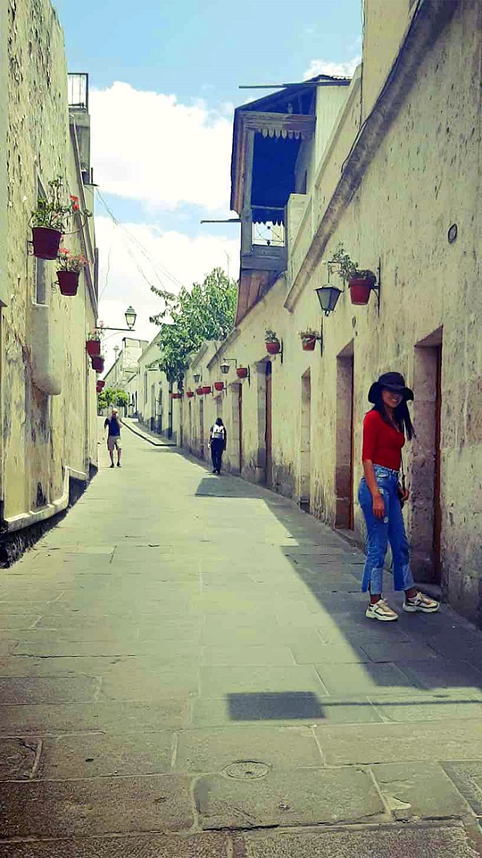 Niña caminando por la ciudad de Arequipa