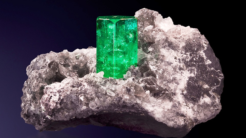 Fotografía del mineral esmeralda, color verde