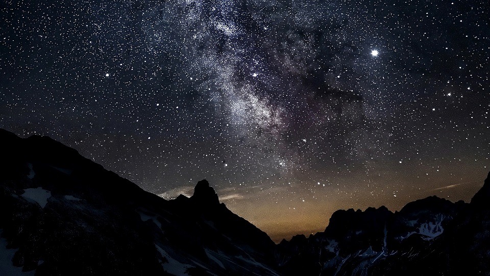 Foto portada: Imagen nocturna totalmente estrellada donde se aprecian una infinidad de estrellas en el firmamento