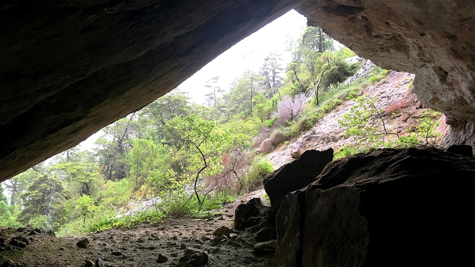 Foto portada: entrada de la caverna en la Isla Madre de Dios.