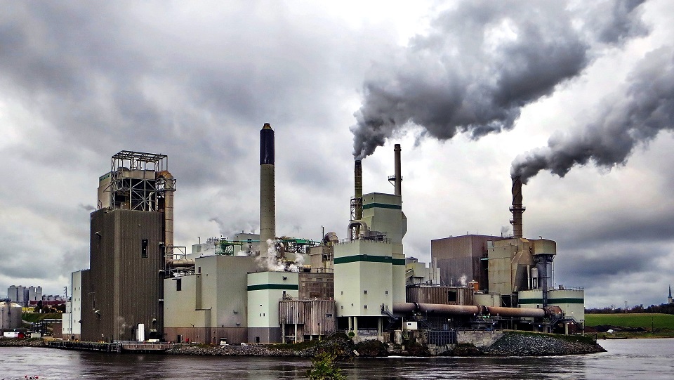 industria con gran cantidad de emanación de gases provocando el efecto invernadero