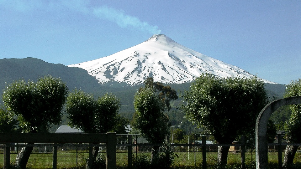 Foto principal: Volcán Villarrica, Chile. Totalmente nevado y activo, saliendo un fumarola desde su cráter.
