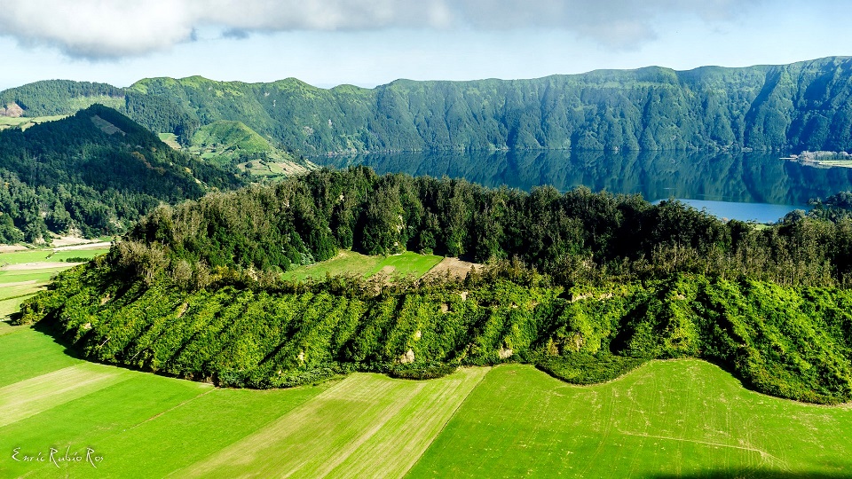 Imagen panóramica de un paisaje frondoso y totalmente verde