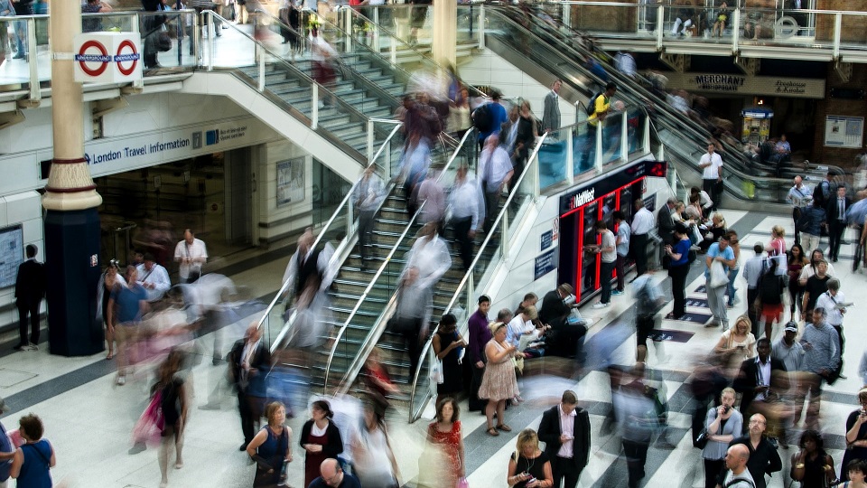 Fotografía de un centro comercial donde se ven muchas personas llevando una vida acelerada