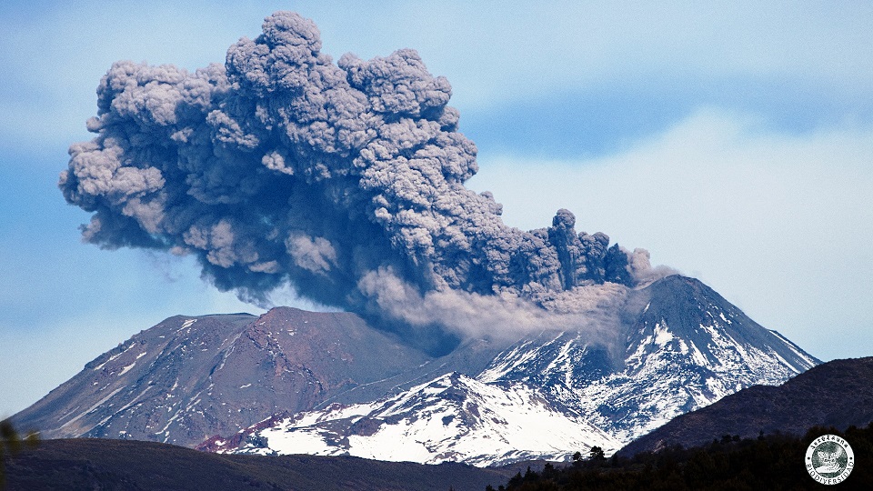 Pulso de humo del Volcán Chillán. Gran humo gris,
